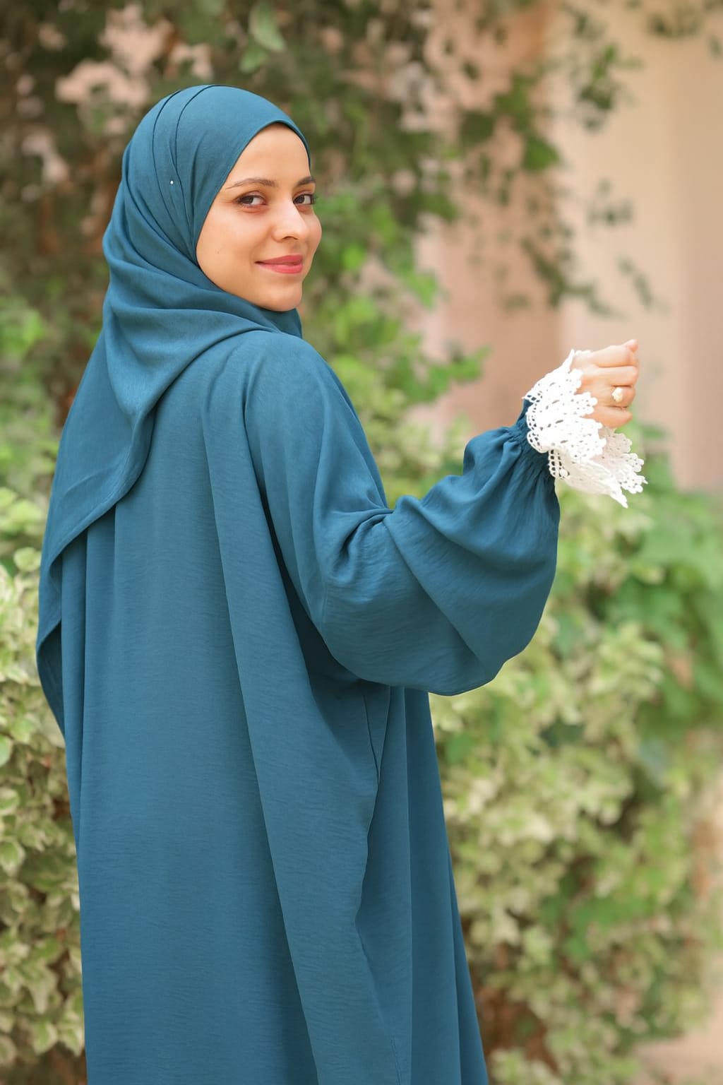 إسدال سي واي راقى  بكلفة دانتيل شيك